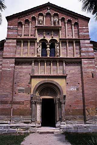Facciata della chiesa di Santa Maria del Vezzolano