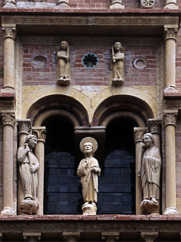 Particolare della facciata del Vezzolano