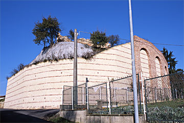 La chiesa di Piovà in cima alla collina artificiale