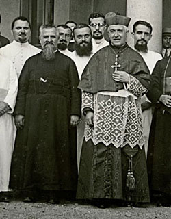 Monsignor Cagliero con l’Arcivescovo di Torino Maurilio Fossati nel 1934